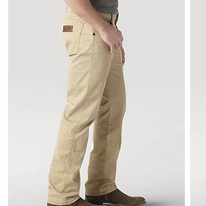 NWOT Wrangler Retro Slim Straight Mens Jeans Size 40/34 fit like 38/34